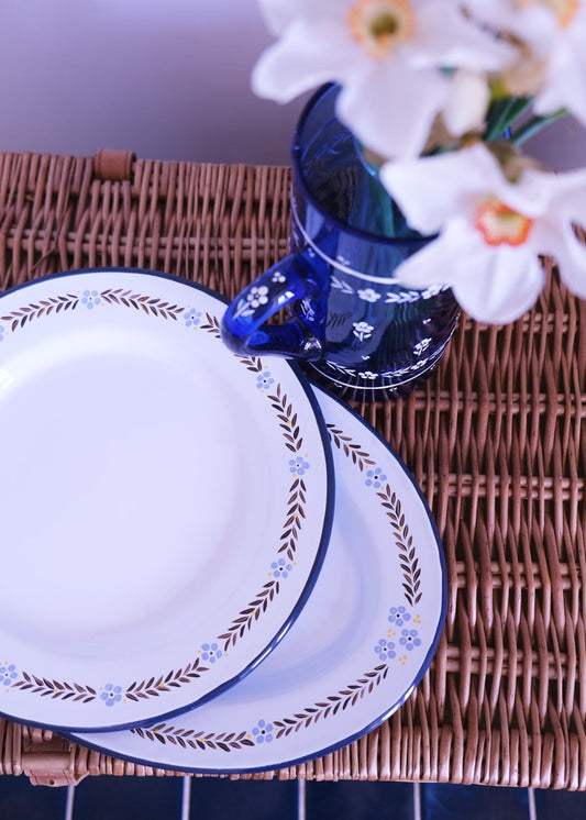 Assiette festive en émail à bord rouge