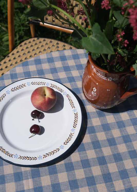 Assiette festive en émail à bord rouge