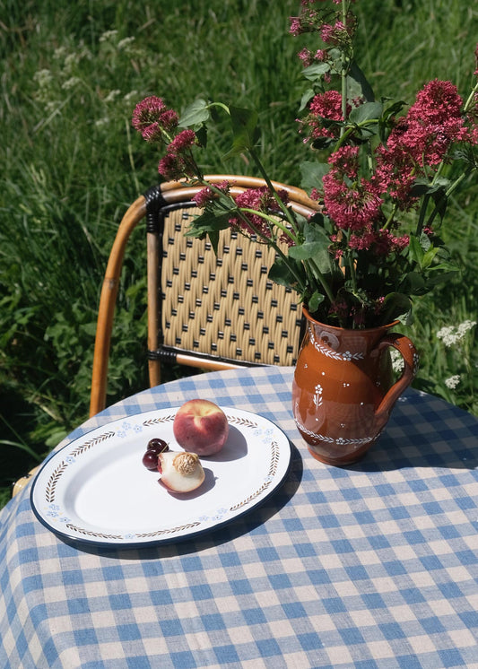 Assiette festive en émail à bord rouge