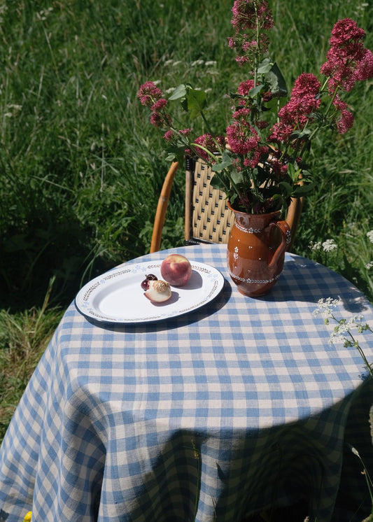 Assiette festive en émail à bord rouge