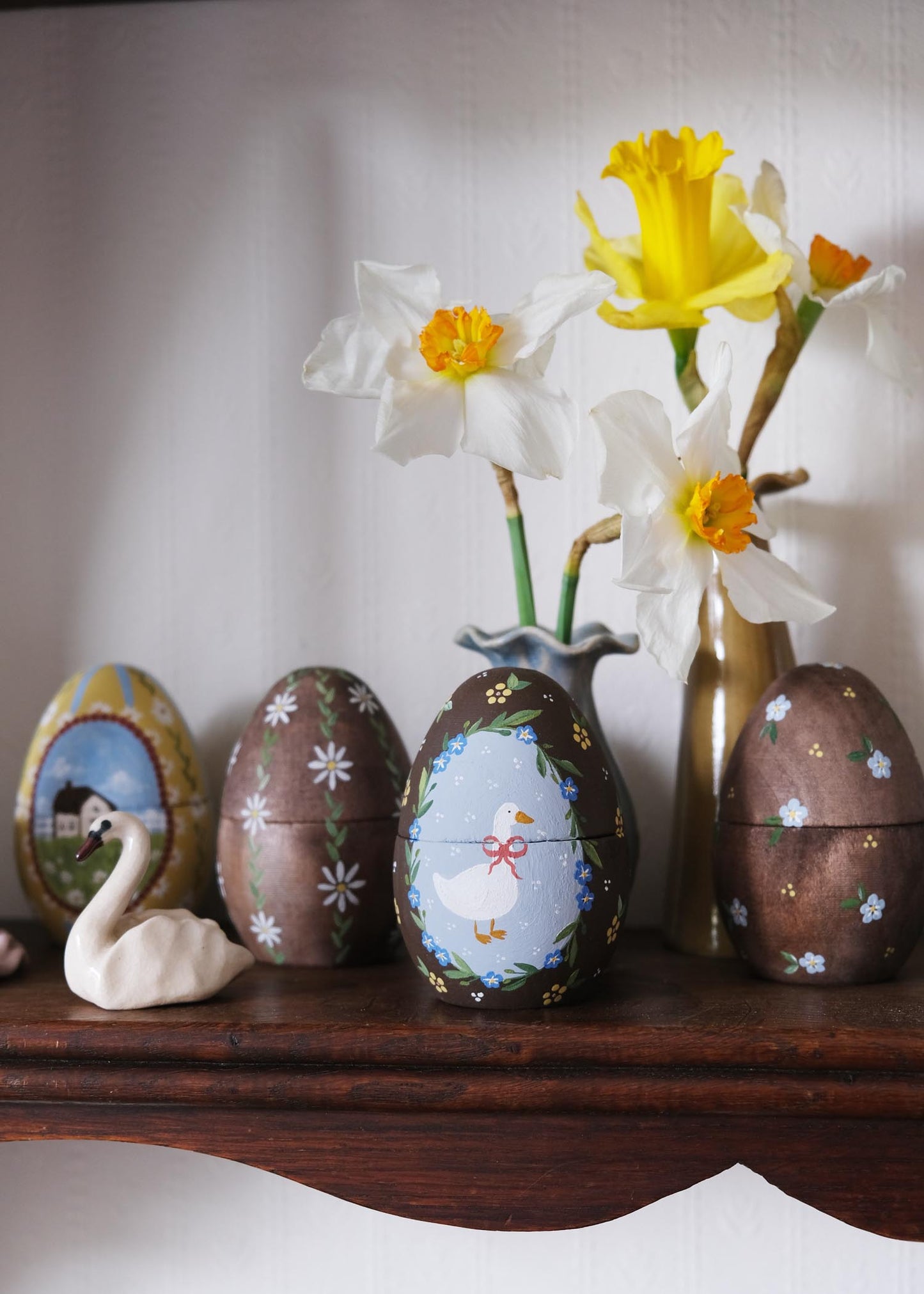 Wood stained daisy wooden egg