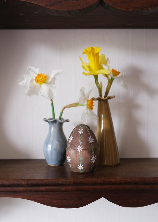 Wood stained daisy wooden egg