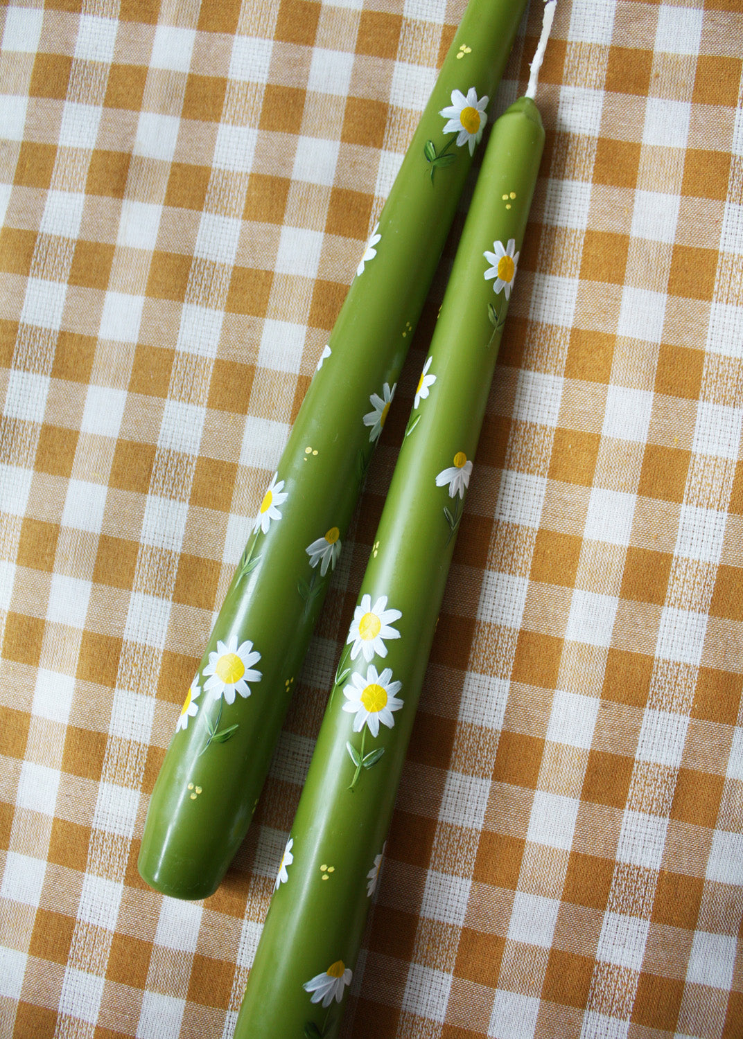 Daisy olive green candle