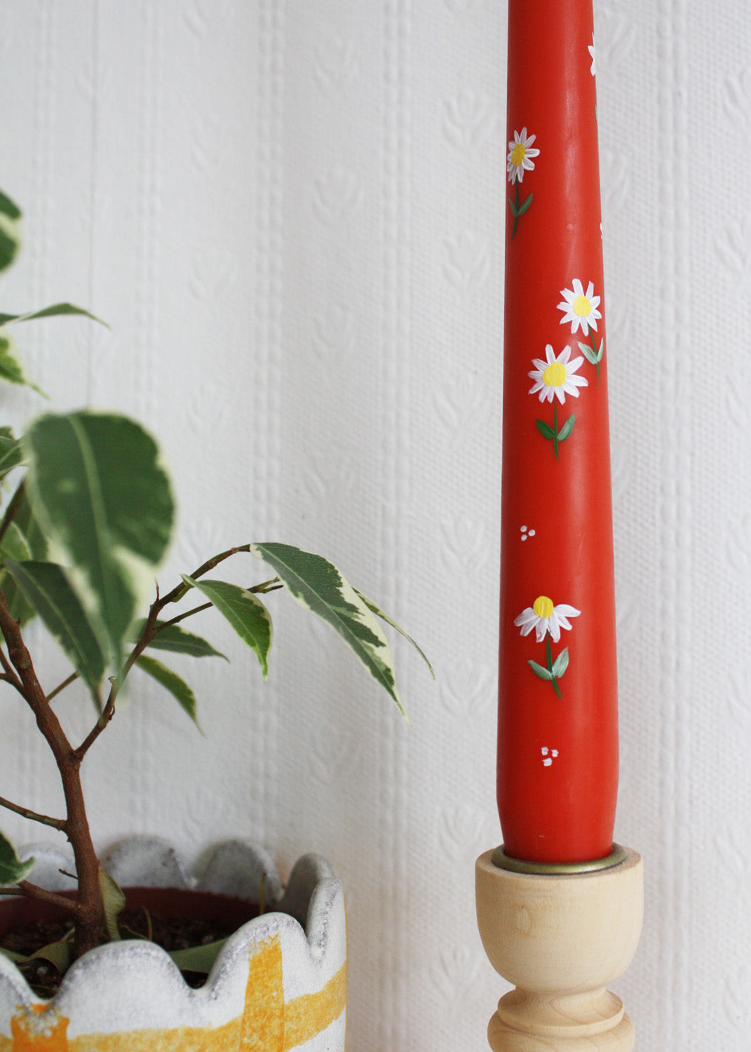 Daisy olive green candle