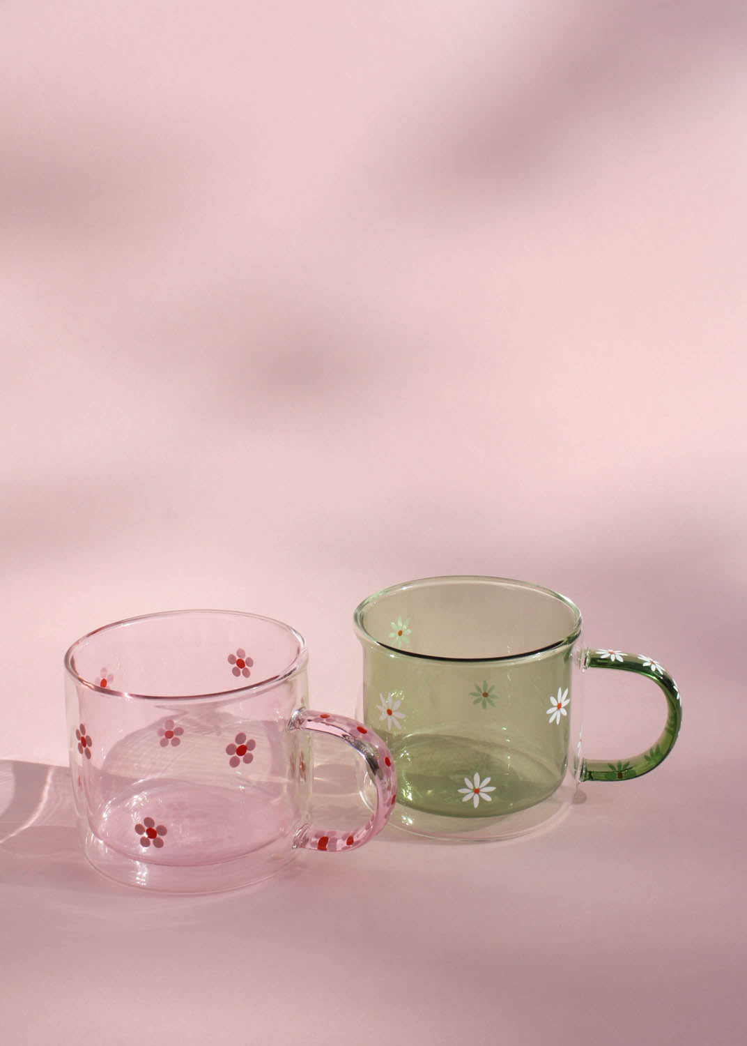Tasse de marguerite verte peinte à la main