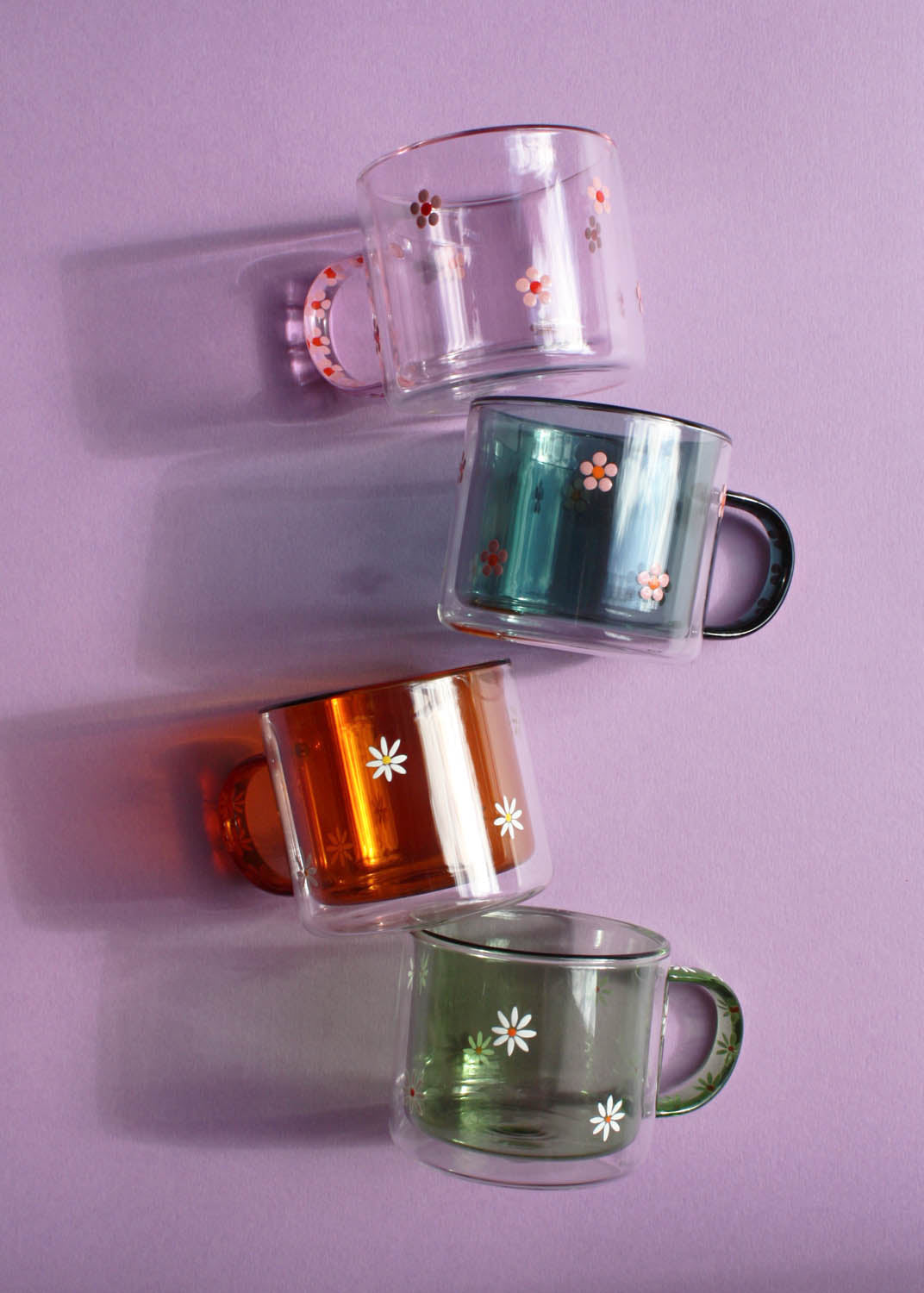 Tasse de marguerite verte peinte à la main