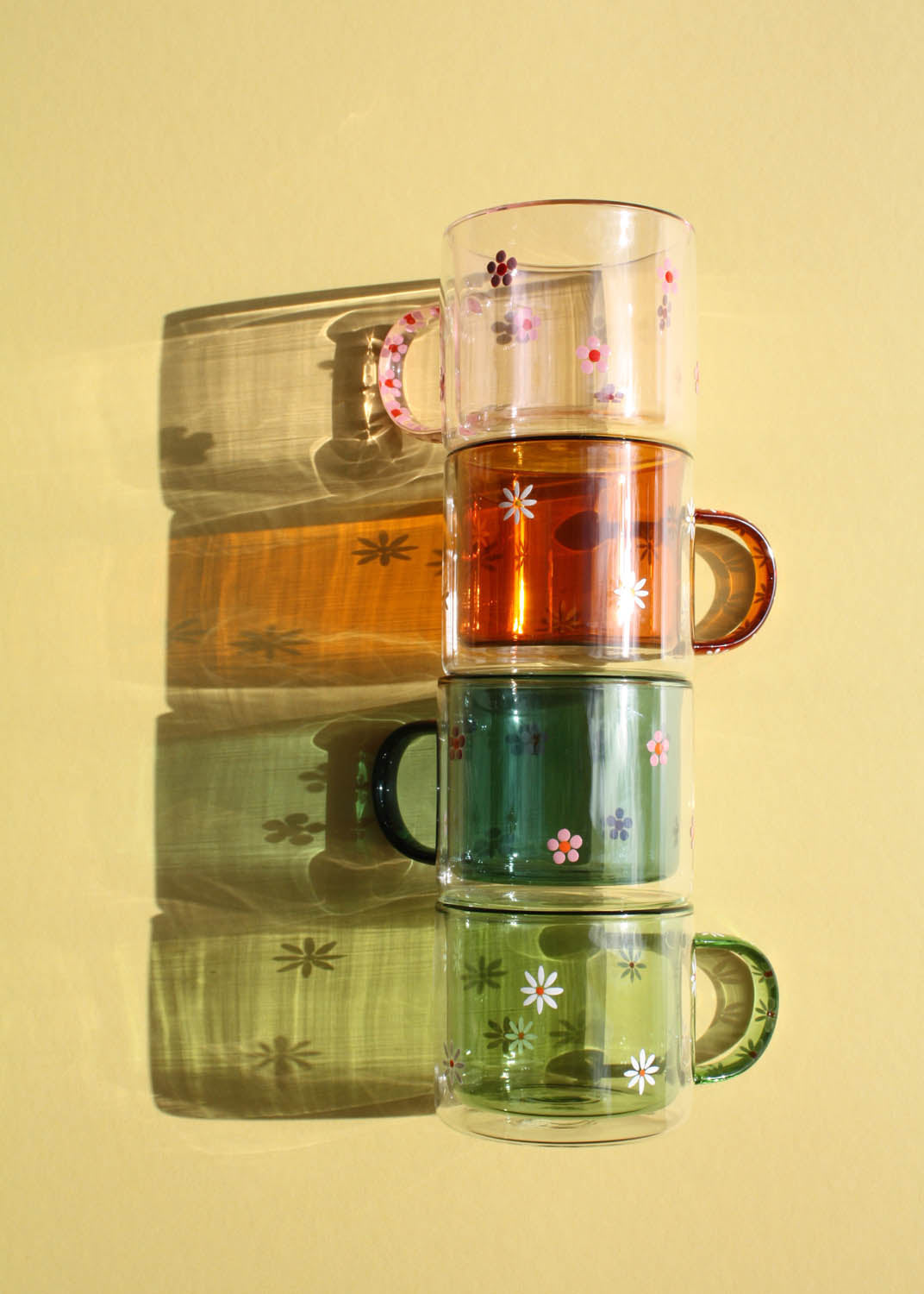 Tasse de marguerite verte peinte à la main
