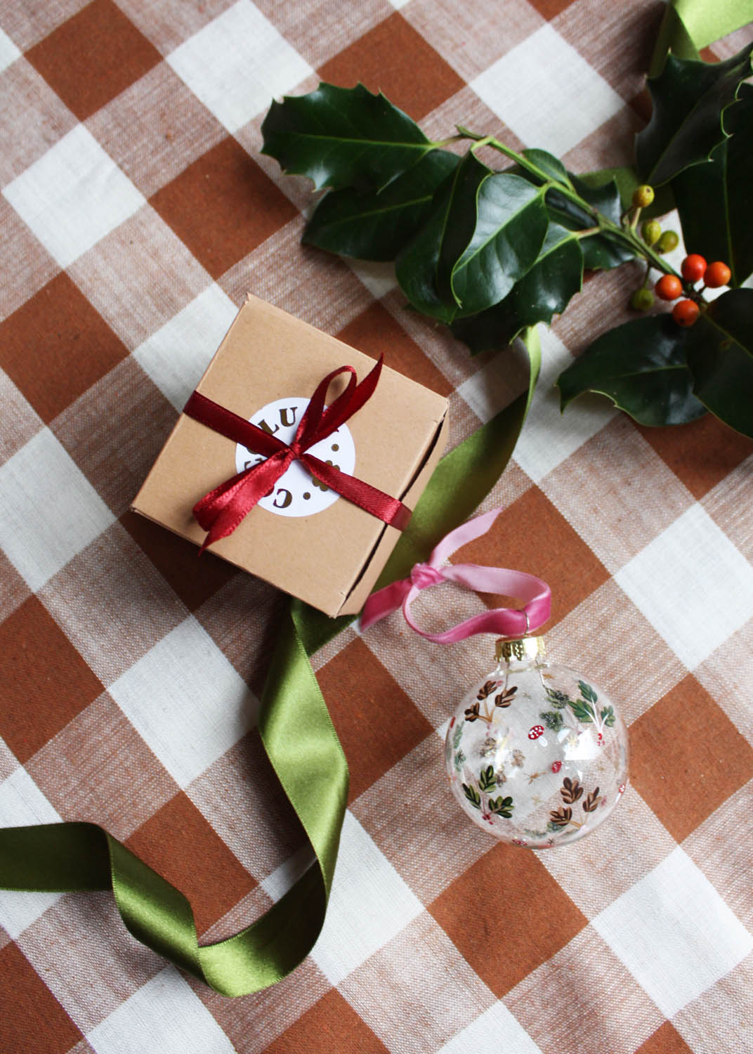 Festive floral glass bauble