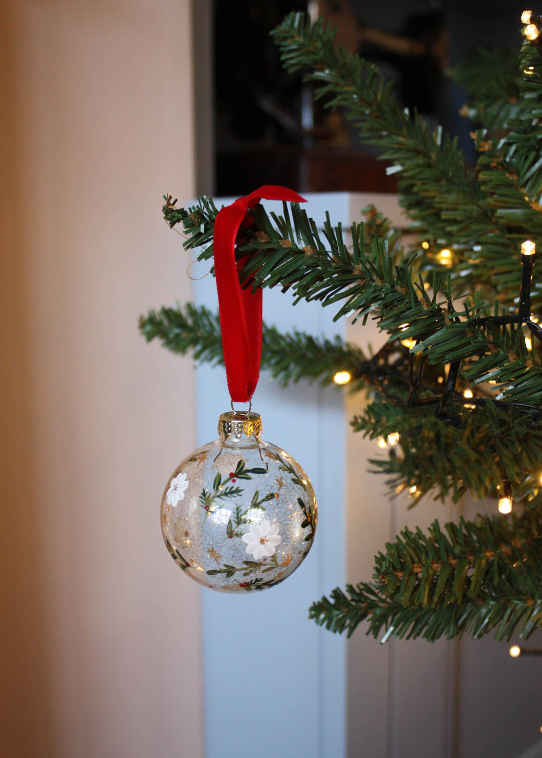 Festive floral glass bauble