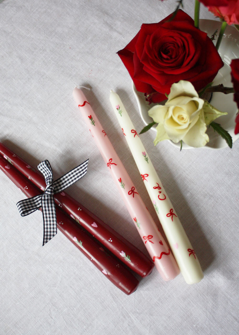 Bougie ivoire noeud rouge & coeur rose