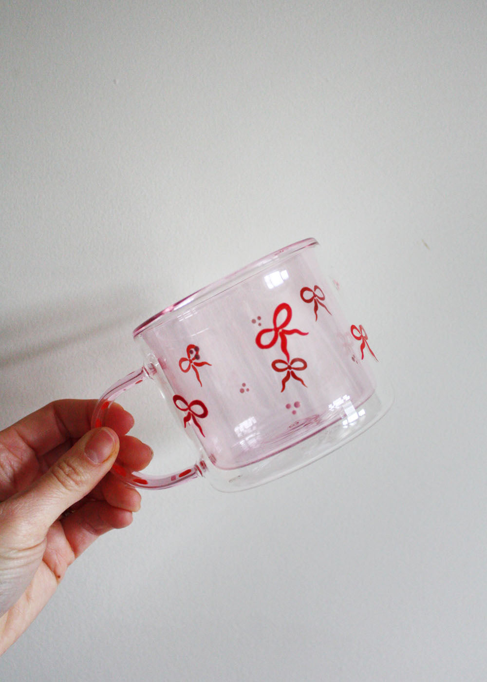 Tasse à nœud rose peinte à la main