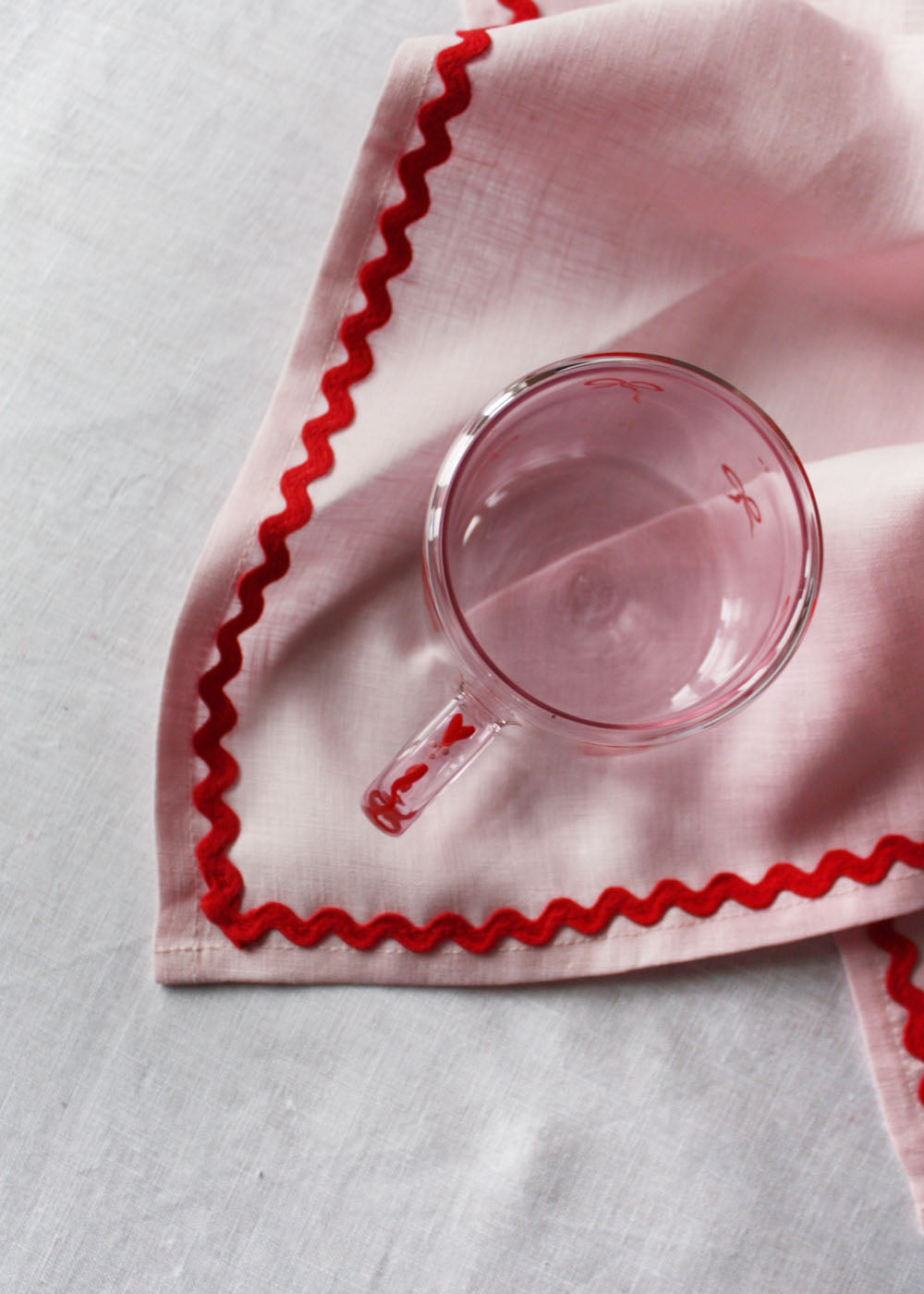 Tasse à nœud rose peinte à la main