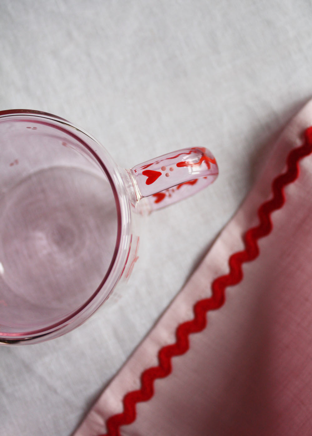 Tasse à nœud rose peinte à la main