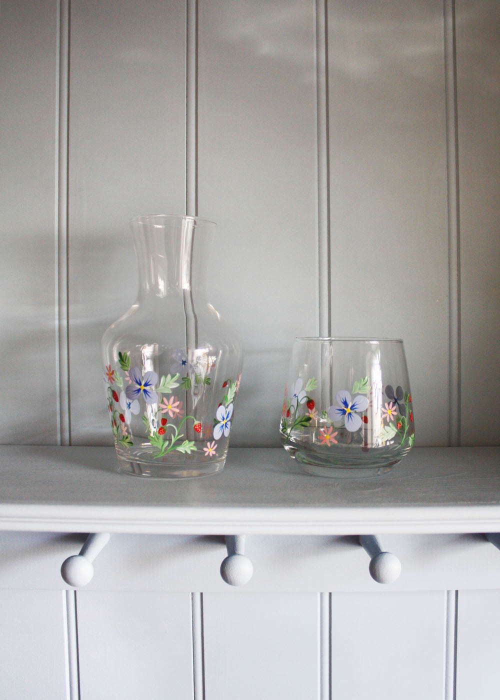 Ensemble carafe et verre à fleurs bleues et fraises