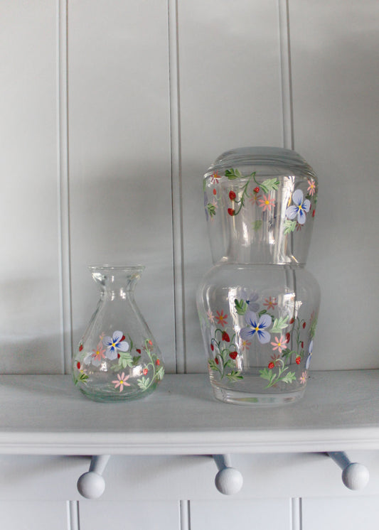 Ensemble carafe et verre à fleurs bleues et fraises