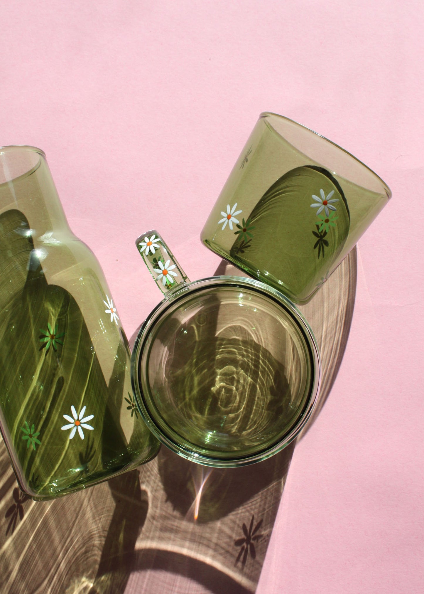 Tasse de marguerite verte peinte à la main