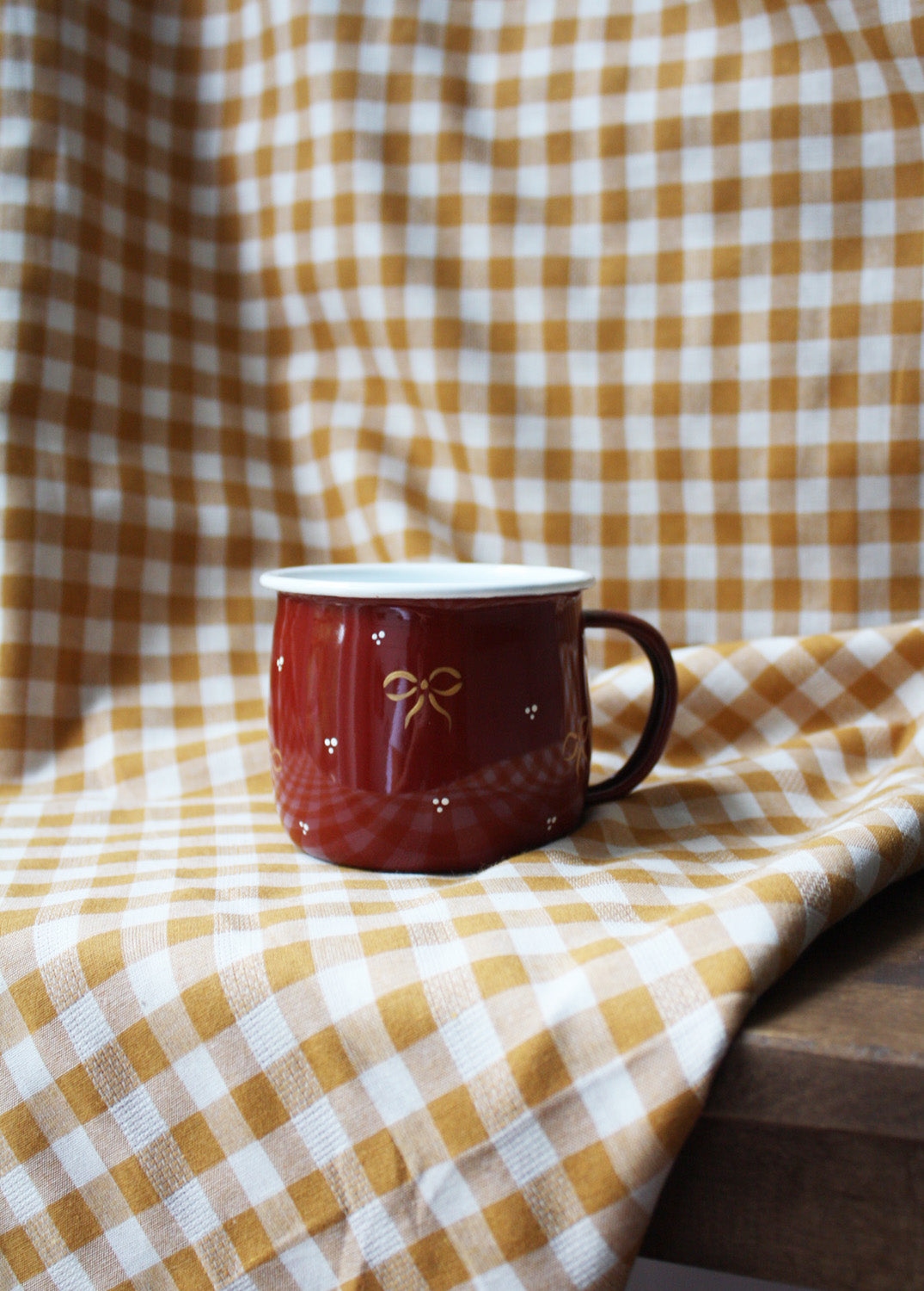 Gold bow red enamel mug