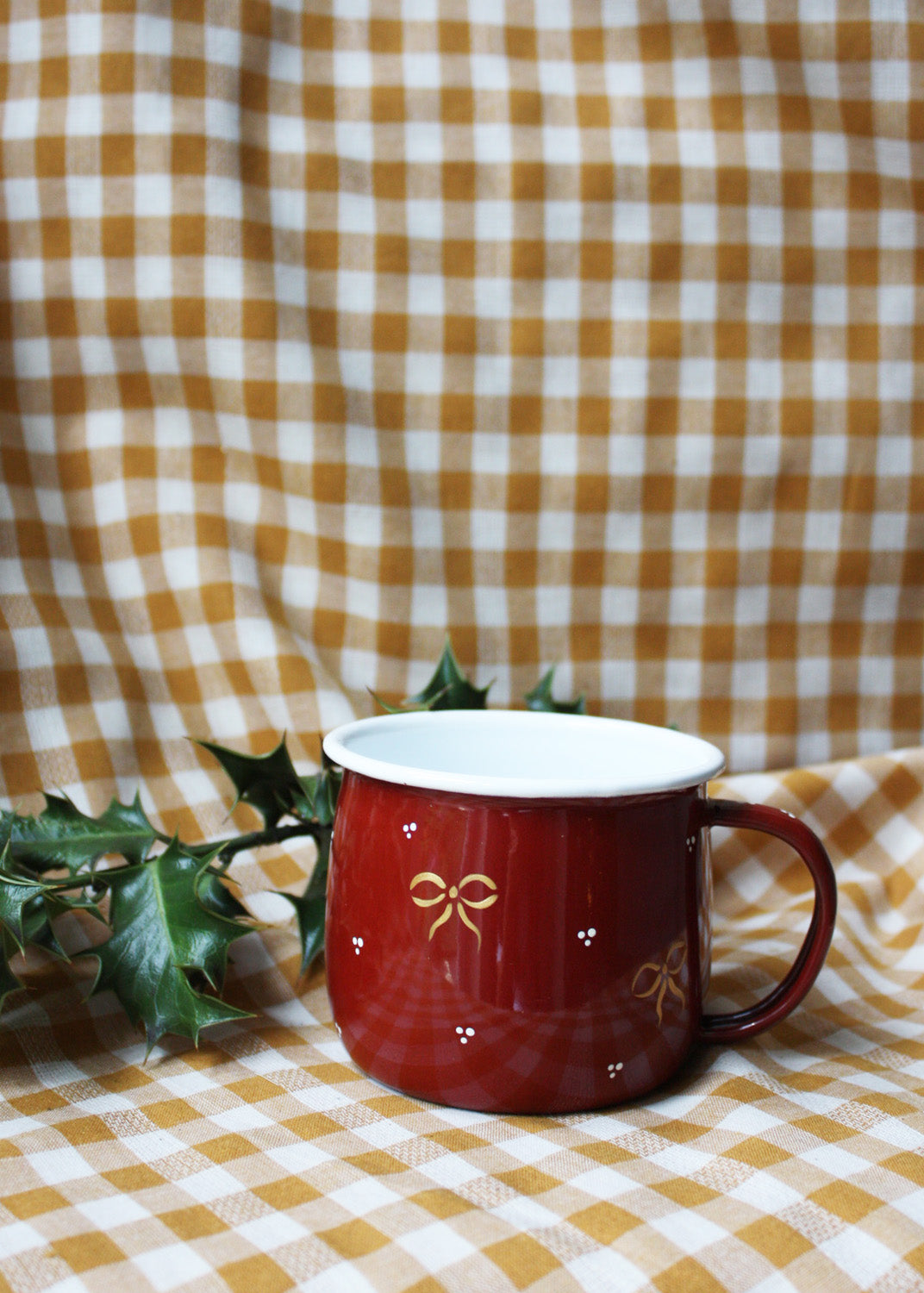 Gold bow red enamel mug
