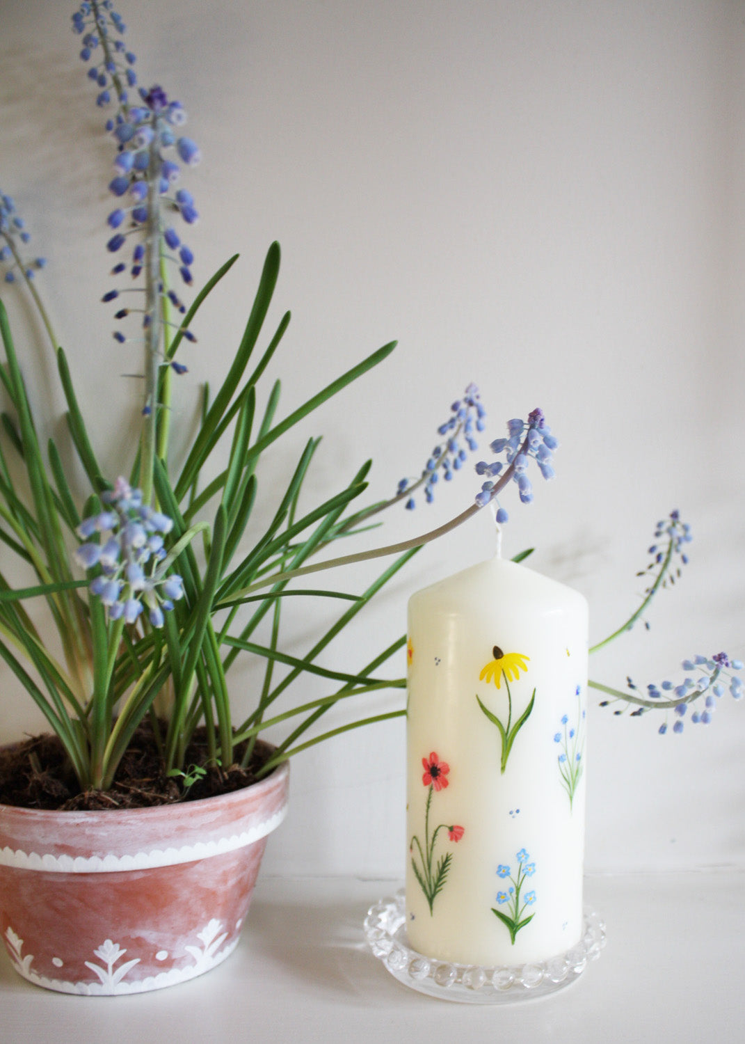 Bougie pilier fleur sauvage arc-en-ciel
