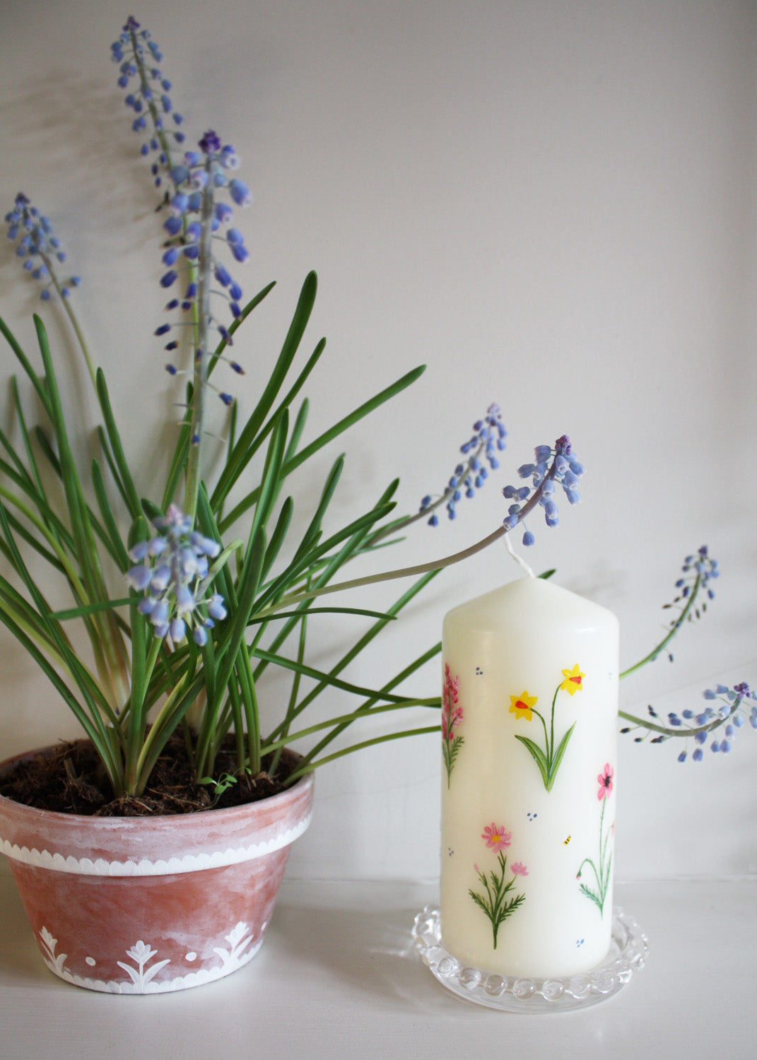 Bougie pilier fleur sauvage arc-en-ciel