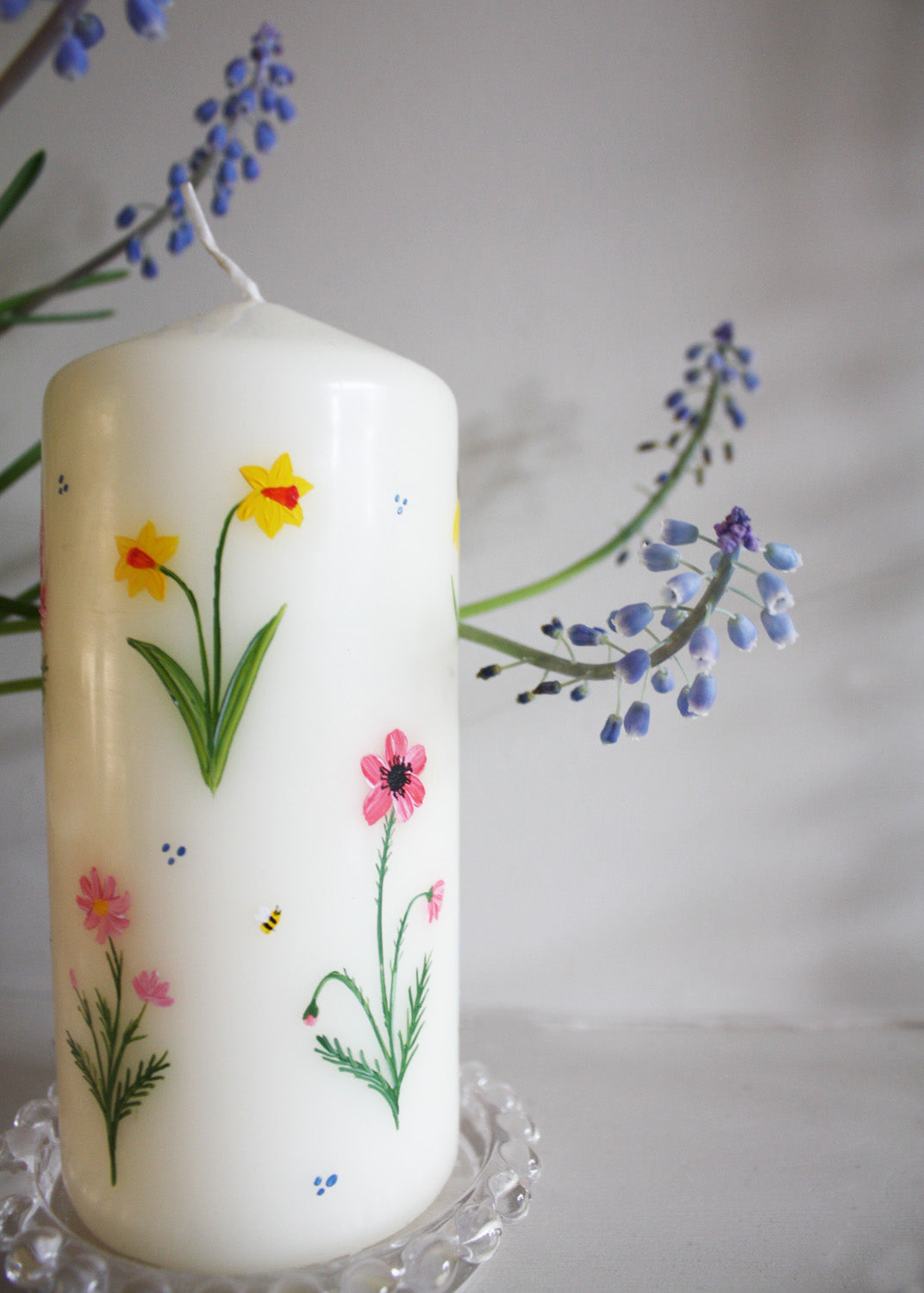 Bougie pilier fleur sauvage arc-en-ciel