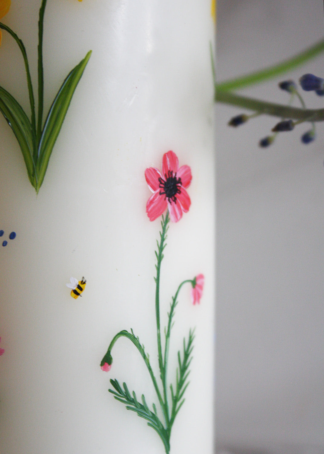 Bougie pilier fleur sauvage arc-en-ciel
