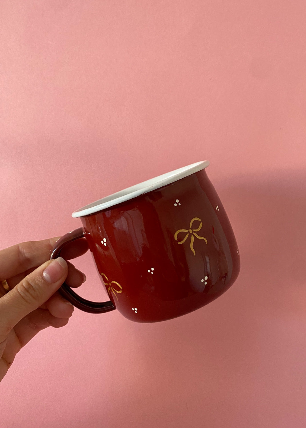 Gold bow red enamel mug