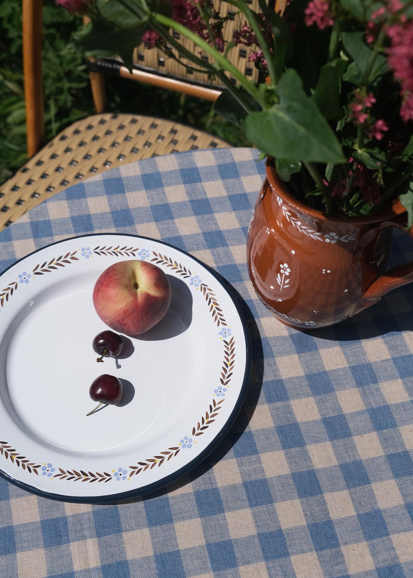 Assiette festive en émail à bord rouge
