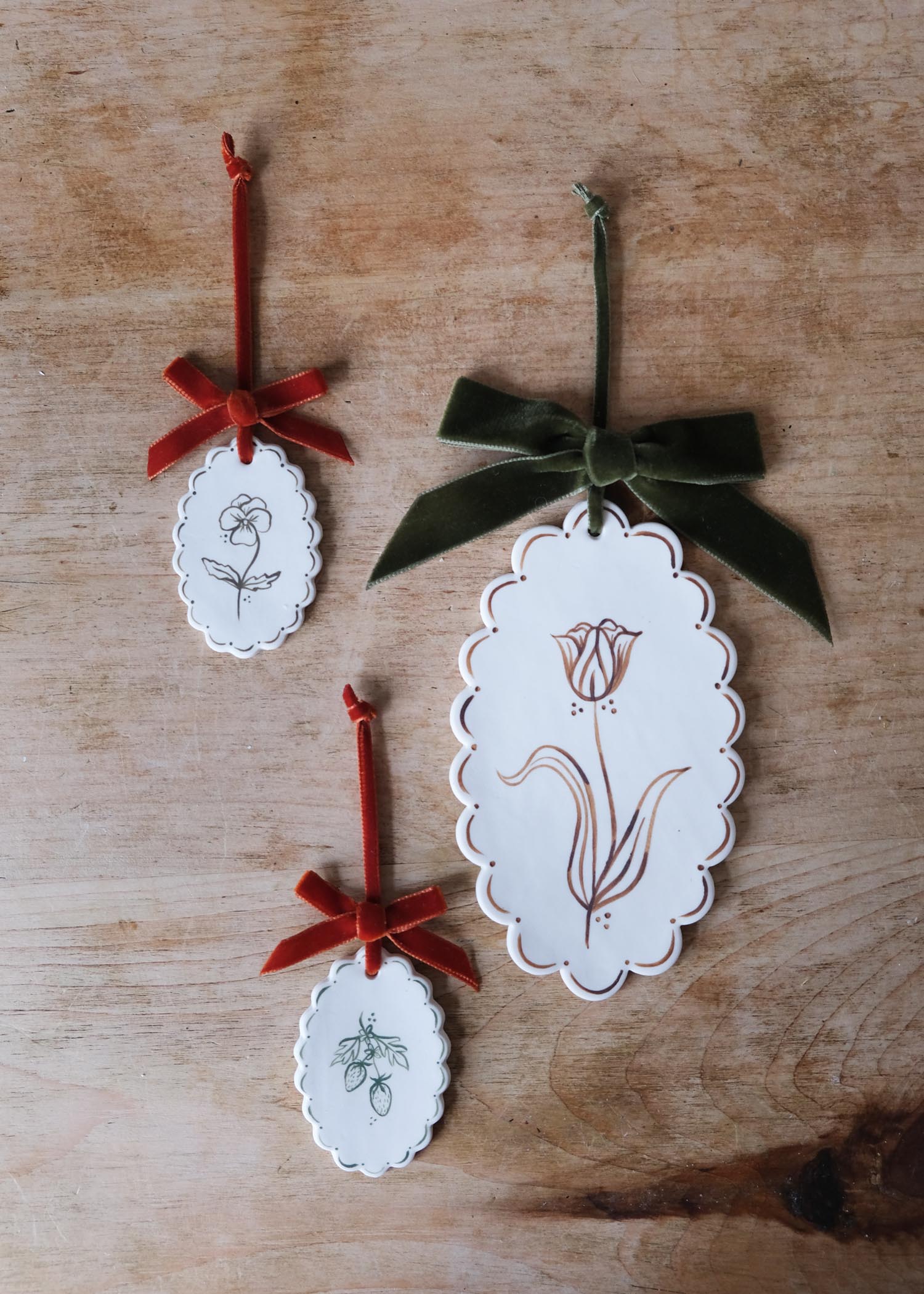 Cocolulu hand made porcelain brown tulip wall hanging