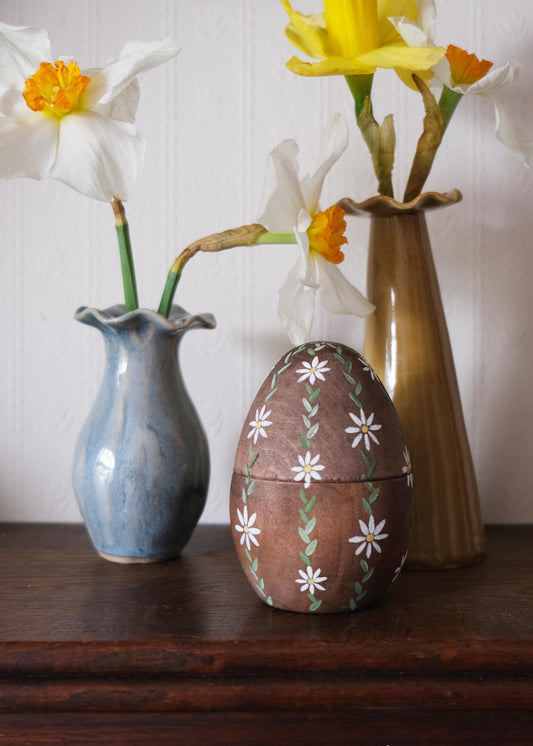Wood stained daisy wooden egg