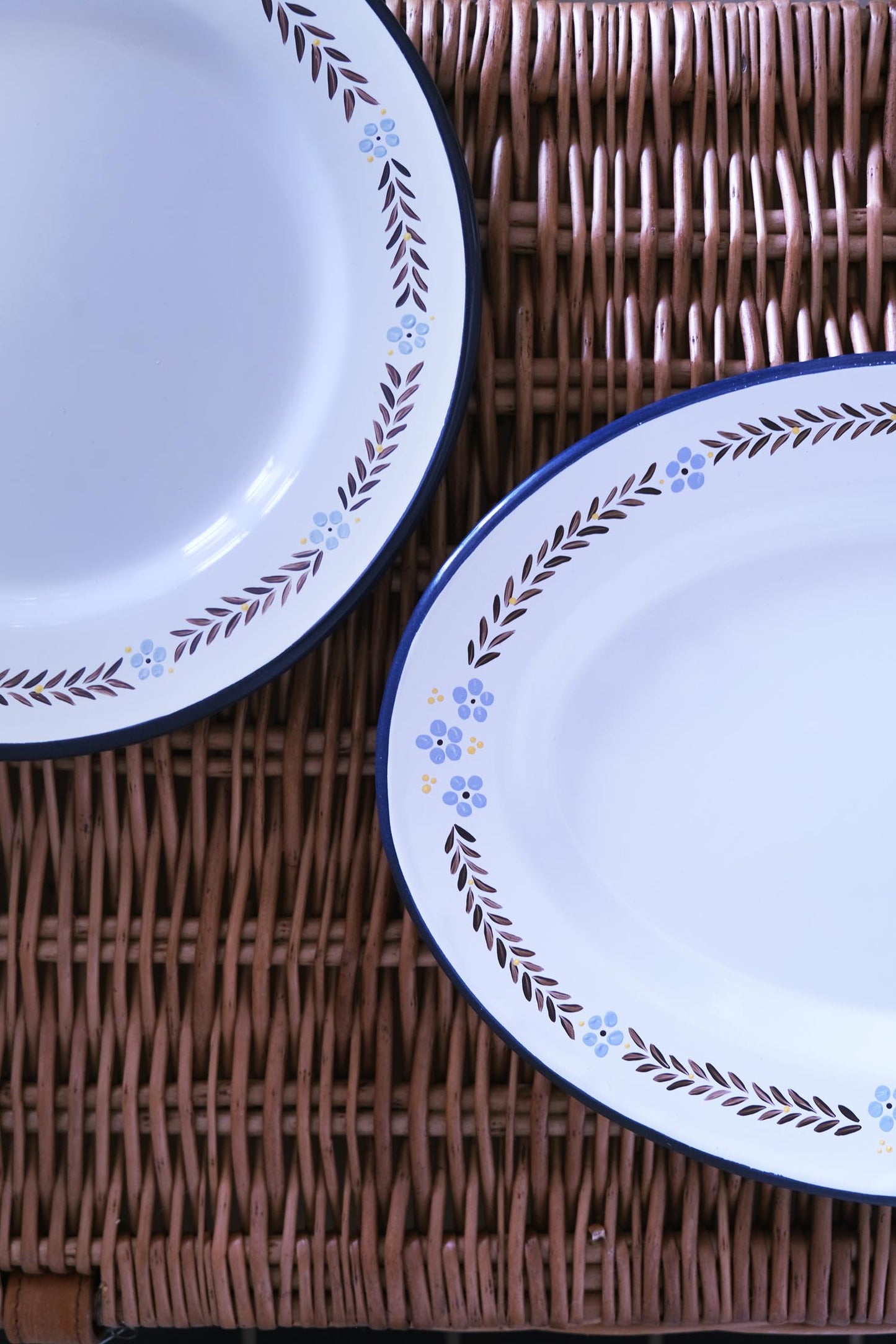 Assiette festive en émail à bord rouge