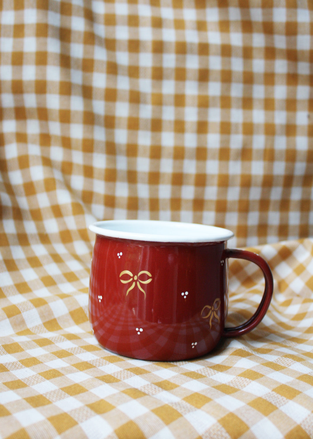 Gold bow red enamel mug